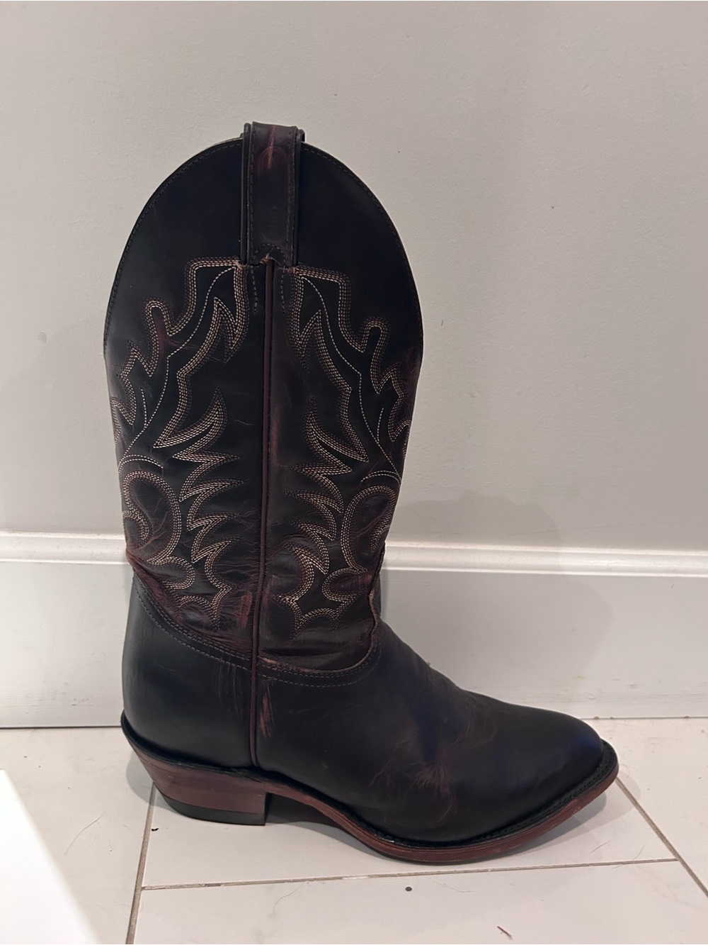 Men's Western Leather Cowboy Boot - Dark Brown stitched design. EUC!